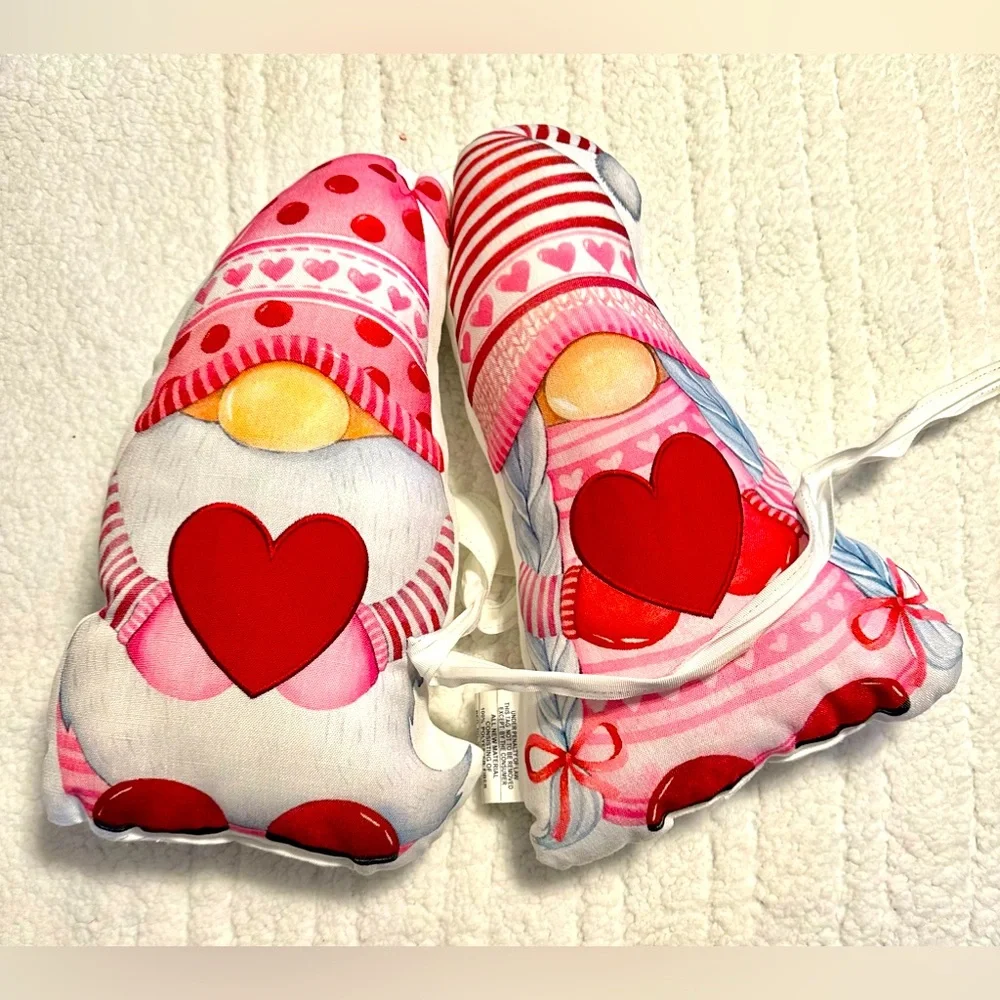 ❤️Gnomes💘2-Throw Pillows/for Valentine’s Day!💝 💌